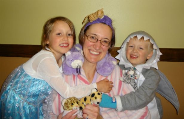 Go Mama O's family costumes