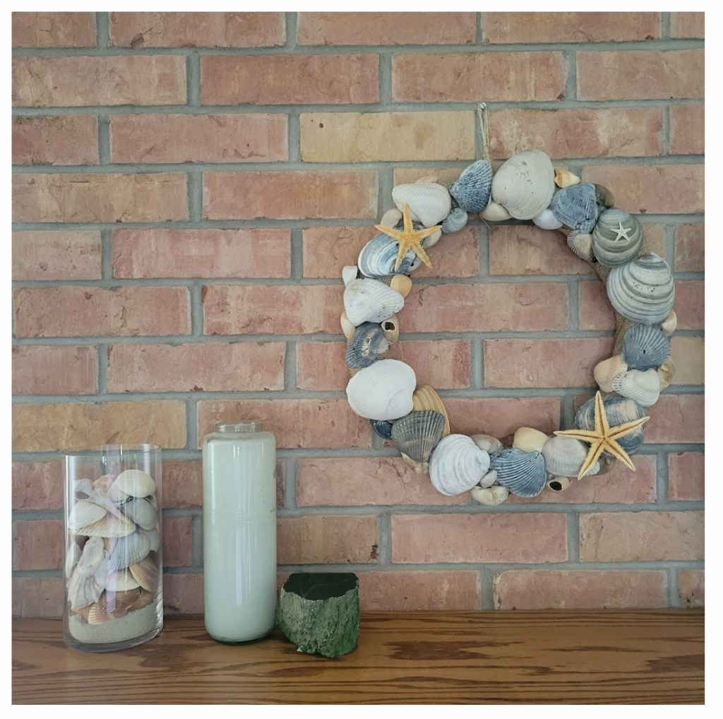 Vase full of seashells and wreath Go Mama O